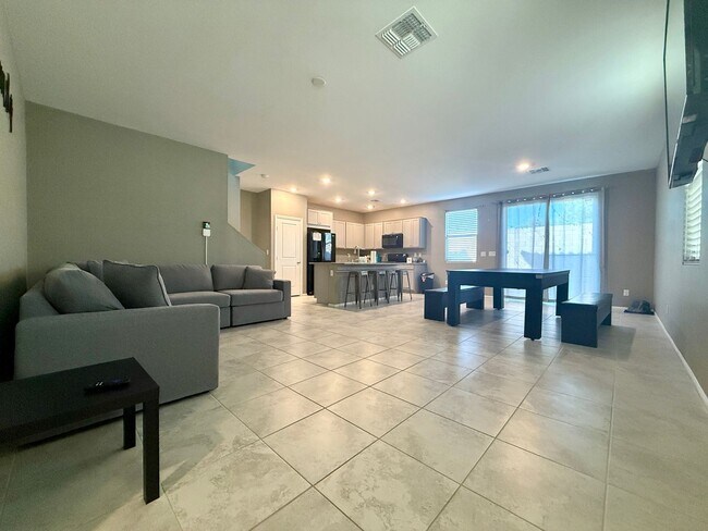 Foto del edificio - (Fully Furnished) 4 Bedroom + Loft,  3 Full Bath, Gated Community in SouthWest.