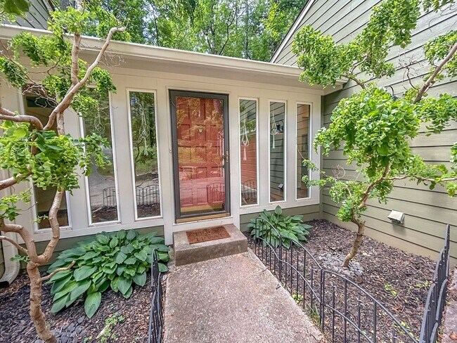 Foto del edificio - 3 BR Wooded Retreat in the Heart of East Cobb!