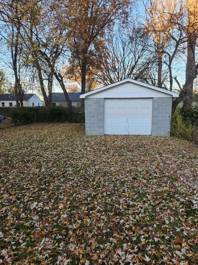 Foto del edificio - Freshly painted 2 bedroom 1 bath with a detached garage!