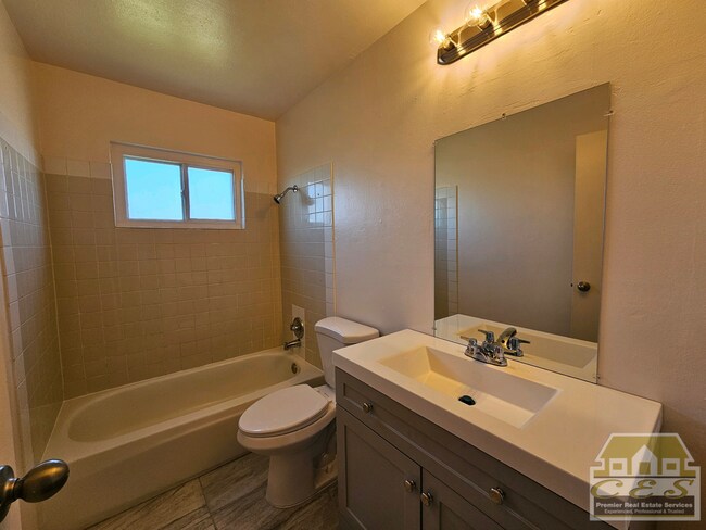 Building Photo - Valle Vista 4 plex - Vallejo