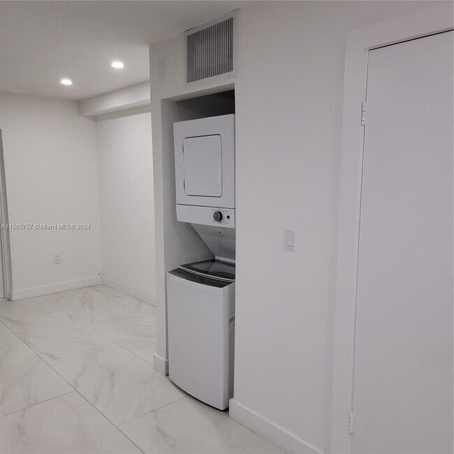 Foto del edificio - 2369 W 66th Pl