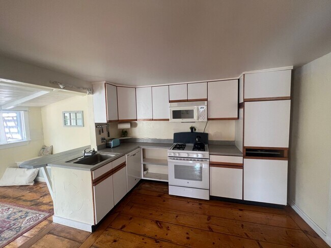 Foto del edificio - AVAIL. NOW: FURNISHED 1 Bed/1 Bath (Single...