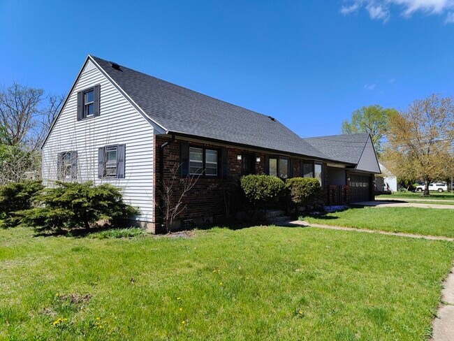 Building Photo - 6220 East Dr