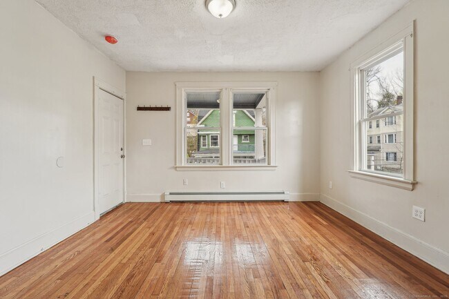 Building Photo - 154 Easton Ave