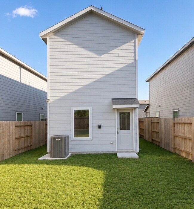 Building Photo - 21365 Carosella Dr