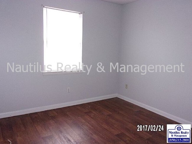 Building Photo - 903 Russ Lake Dr