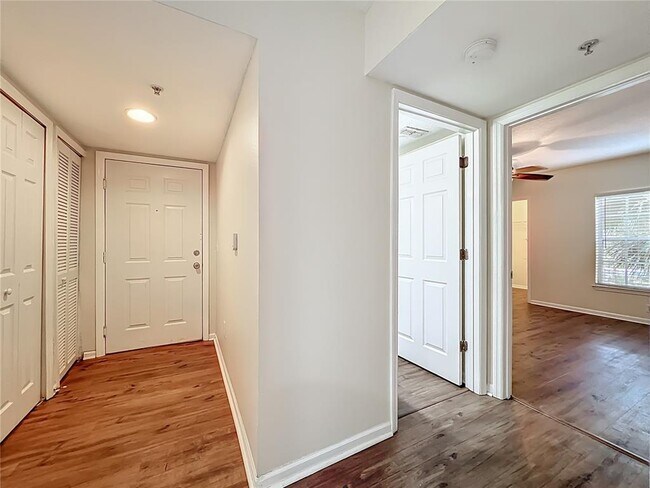 Foto del edificio - 713 Crest Pines Dr