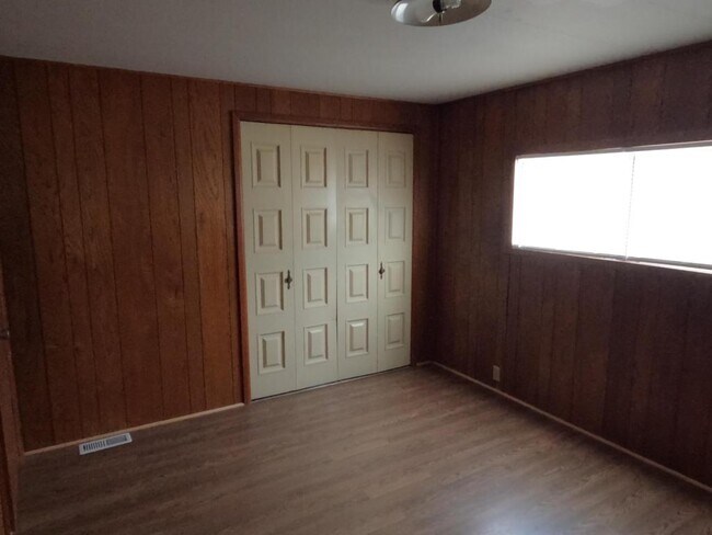 Foto del edificio - 824 N Raynolds Ave