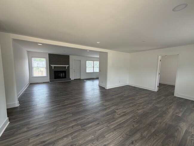 Foto del edificio - 5701 Wildberry Dr