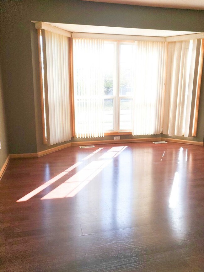 Building Photo - 3 bed 2.5 bath
