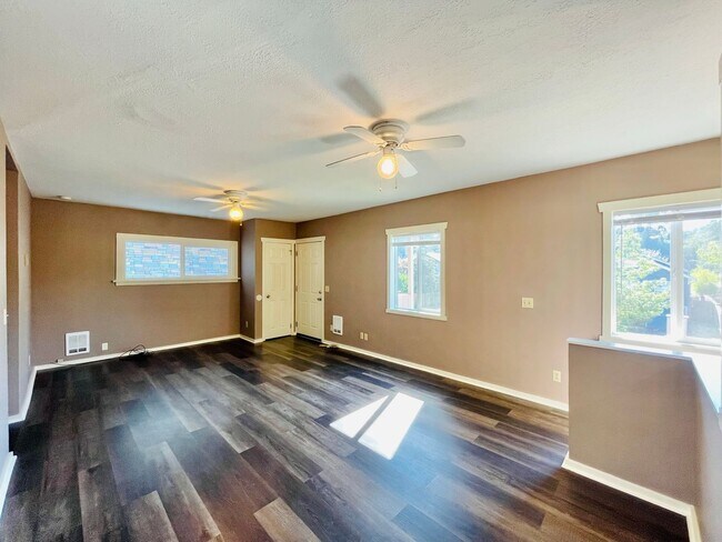 Foto del edificio - Spacious House on Quiet Block with Large Y...