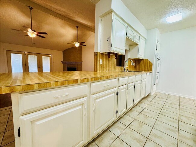 Building Photo - 7223 Foxway Ln