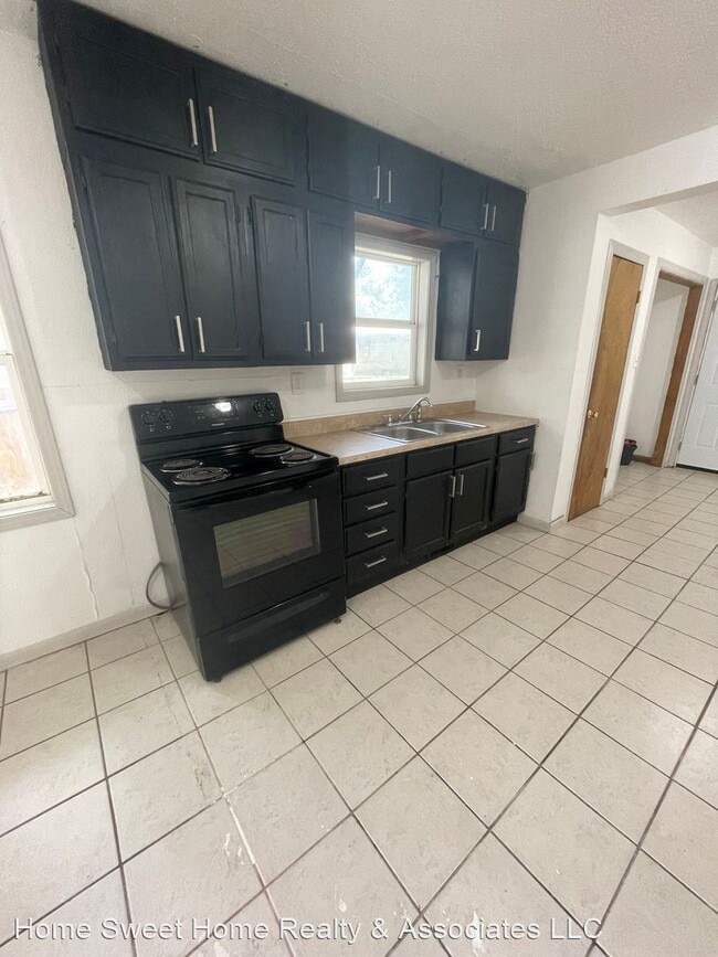 Building Photo - 2 br, 1 bath House - 1011 W Division St