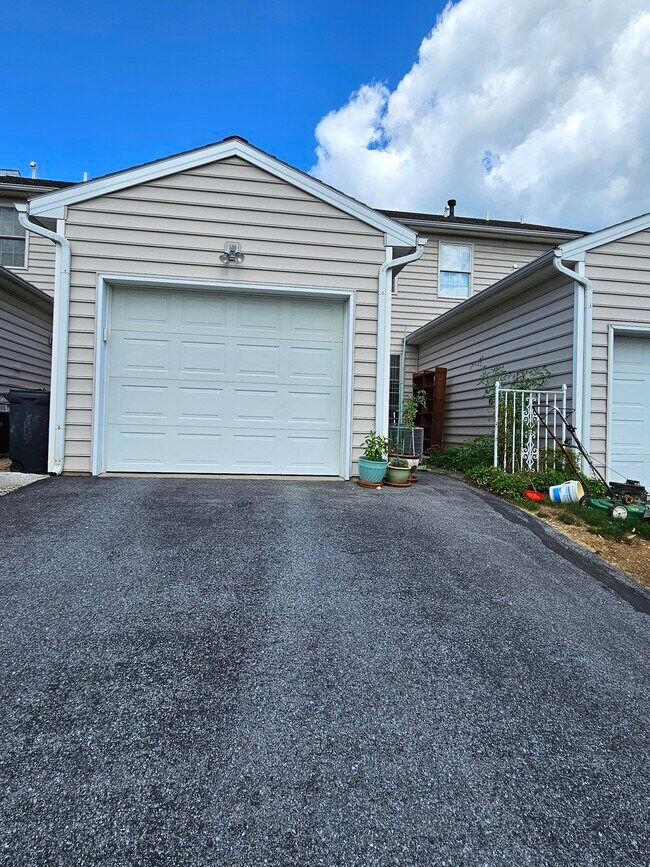 Building Photo - 638 Chickadee Dr