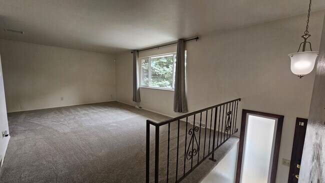 Foto del edificio - Spacious Bi Level home backing to open spa...