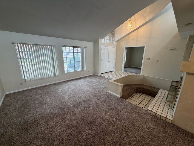 Foto del edificio - 837 N Oak Ct