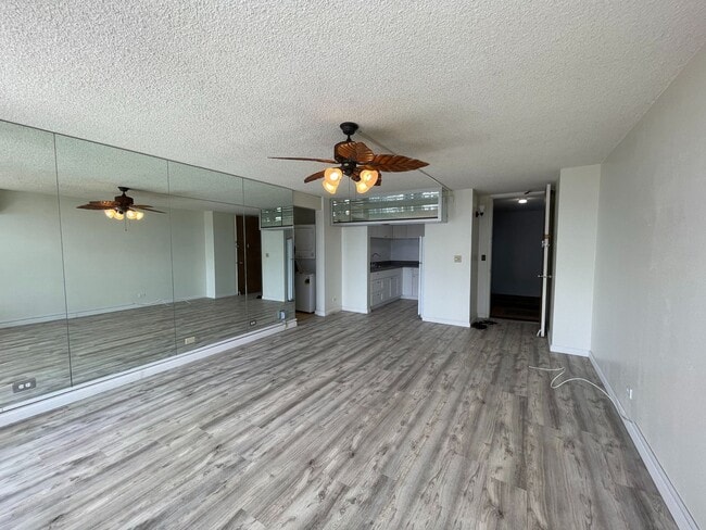 Building Photo - Pearl Two - 2 bedrooms, 1 bath Condo with 1 parking - Avail now!