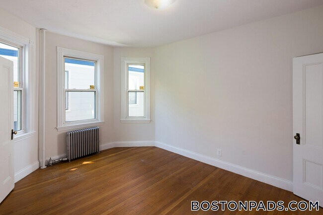 Building Photo - 17 Pond St