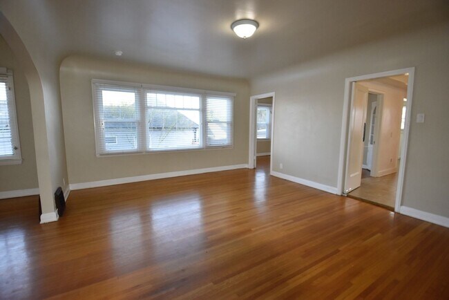 Building Photo - 3482 Westmount Ave