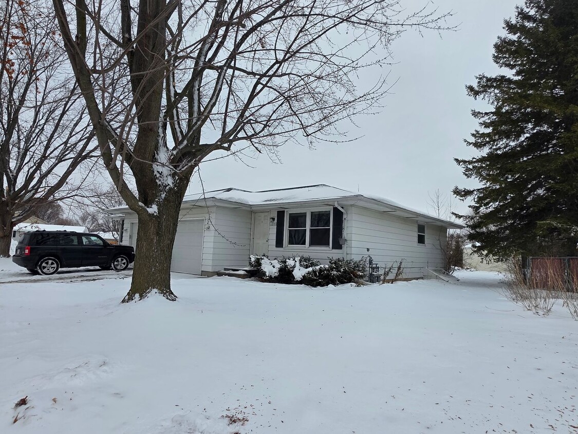 Primary Photo - 1213-1215-1215 S Erie St