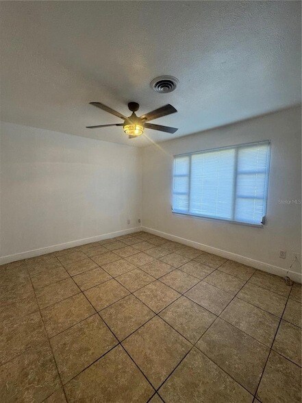 Building Photo - 930 Emerald Dr