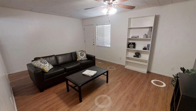 Foto del edificio - 3011 Whitis Ave