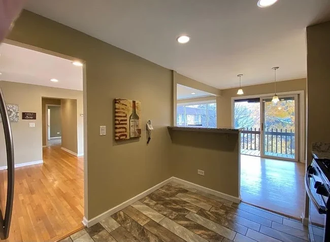 Kitchen with breakfast counter - 940 E Old Willow Rd