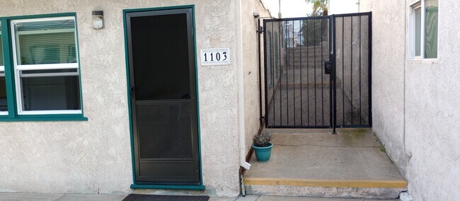 Foto del edificio - 1103 Monterey Blvd