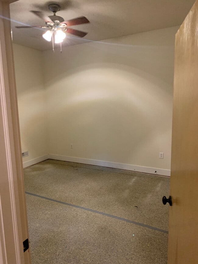 Foto del edificio - Beautiful 3 Bedroom Available Summer 2019