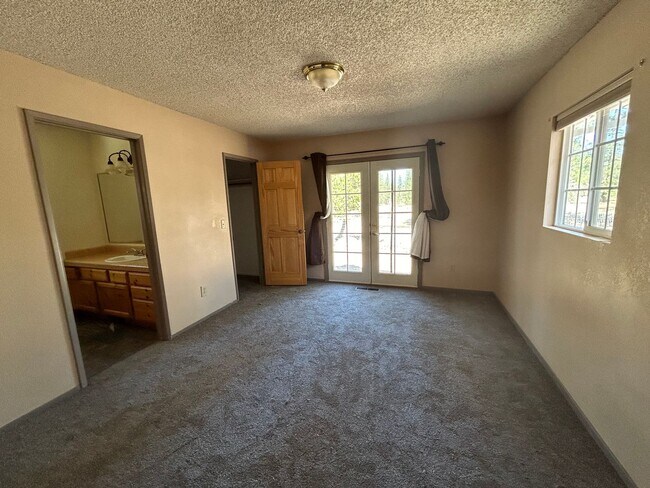Building Photo - 3 Bedroom Christmas Valley Family Home
