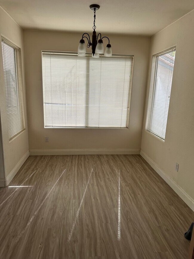 Foto del edificio - Great 2 bedroom 2 bathroom upstairs condo!
