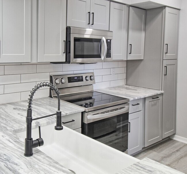 Building Photo - New Remodel! Gorgeous 2 Bedroom Condo! Ama...
