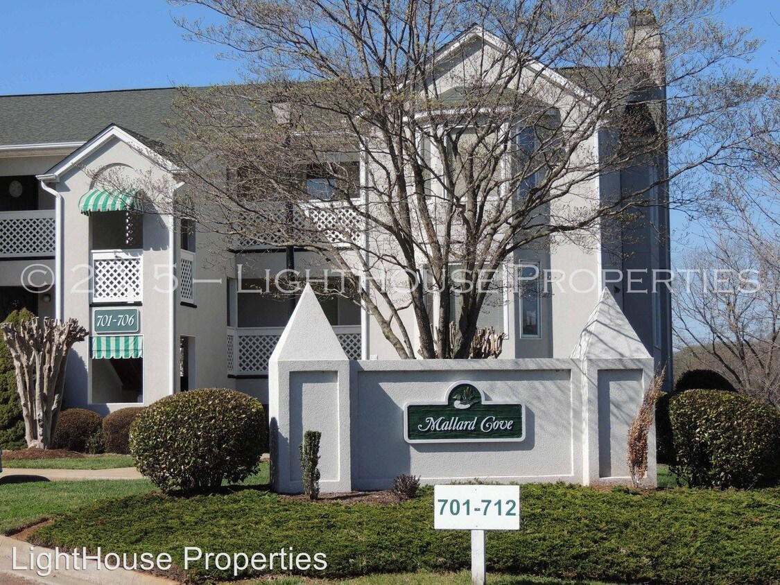 Primary Photo - 702 Ivy Lake Dr