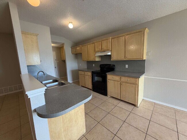 Building Photo - "Spacious 3-Bedroom Haven with 2 Full Baths – 1,592 Sq Ft of Comfort in Lubbock!"