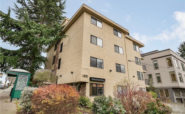 Building Photo - Light Filled Remodeled Condo w/ Fireplace ...