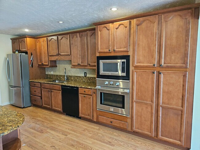 Building Photo - New on Rental Market - 3 bed, 2 bath, full...