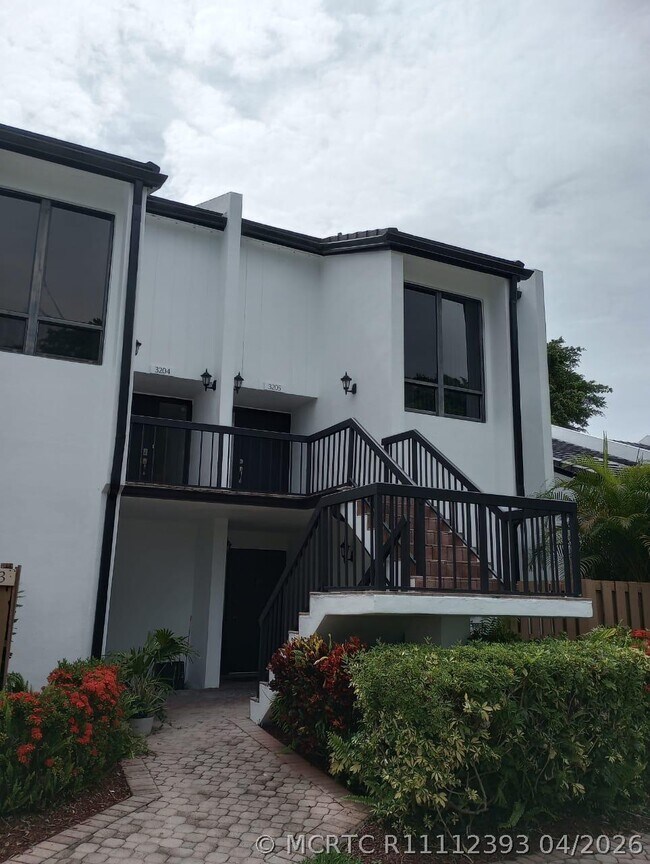 Building Photo - 3205 Bridgewood Dr