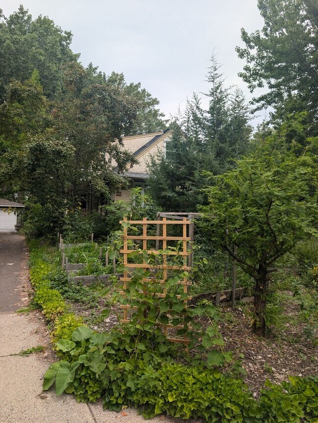 Foto del edificio - Charming Garden Oasis in West St. Paul – Fire Pit, Pond & Prime Location!