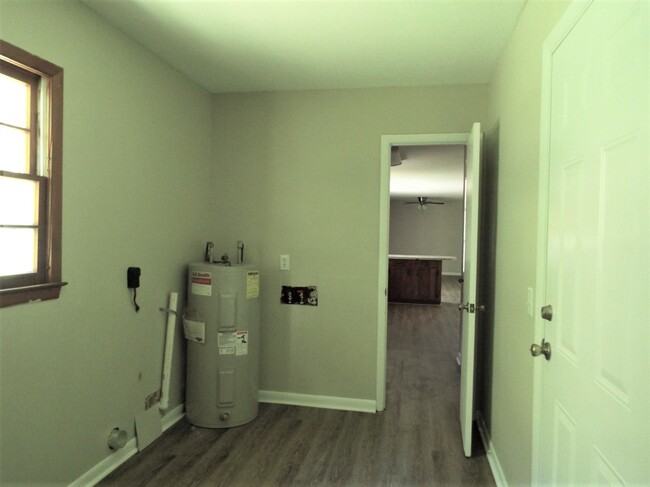 Building Photo - 604 Waters Dr