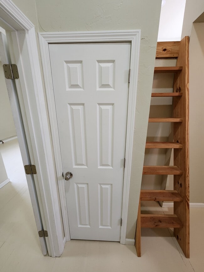 Building Photo - 208 E Main St