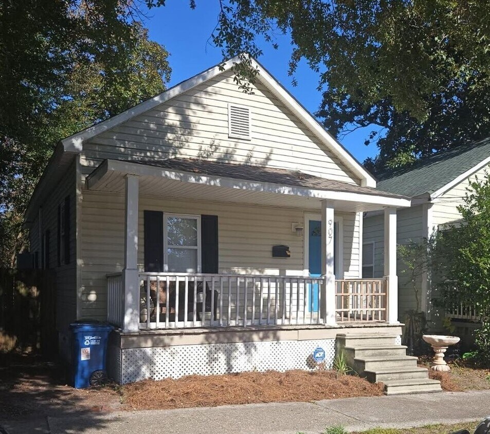 Foto principal - 2 Bedroom Home with Large Backyard Deck