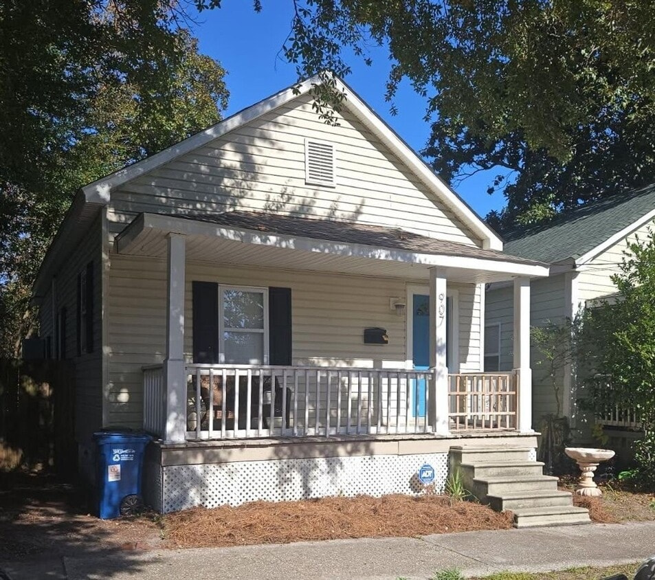 2 Bedroom Home with Large Backyard Deck - 2 Bedroom Home with Large Backyard Deck