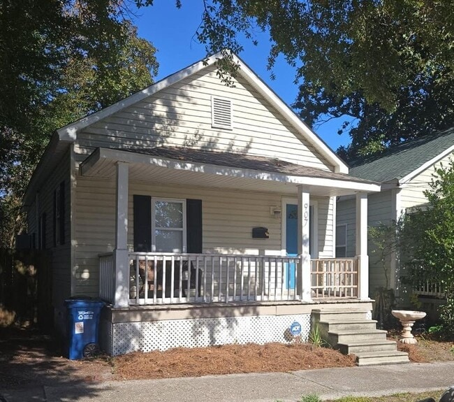 2 Bedroom Home with Large Backyard Deck - 2 Bedroom Home with Large Backyard Deck