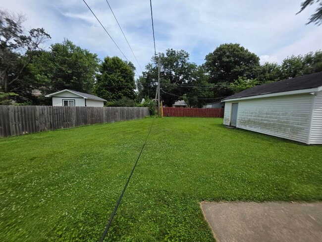 Building Photo - 3BR/2BA/2CarGarage Only A Few Minutes From Everything! Ask About Our Move-In Special!