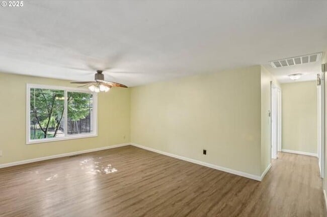 Building Photo - 374 NE 34th Pl