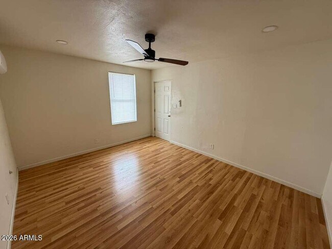 Foto del edificio - 860 E 13th St