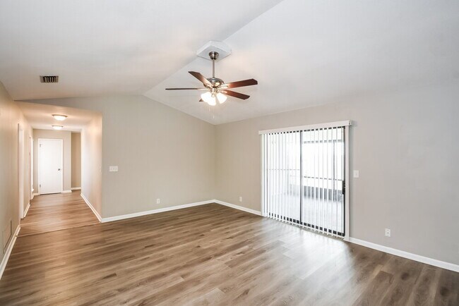 Foto del edificio - 7152 Holiday Hill Ct