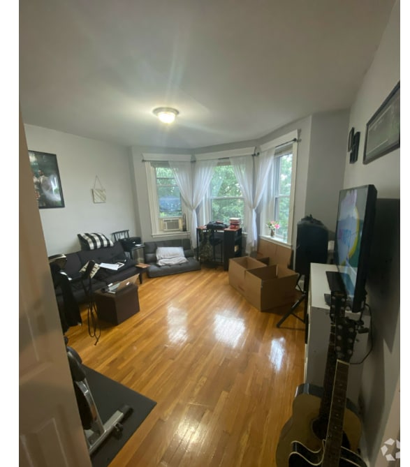 Building Photo - 368 Riverway