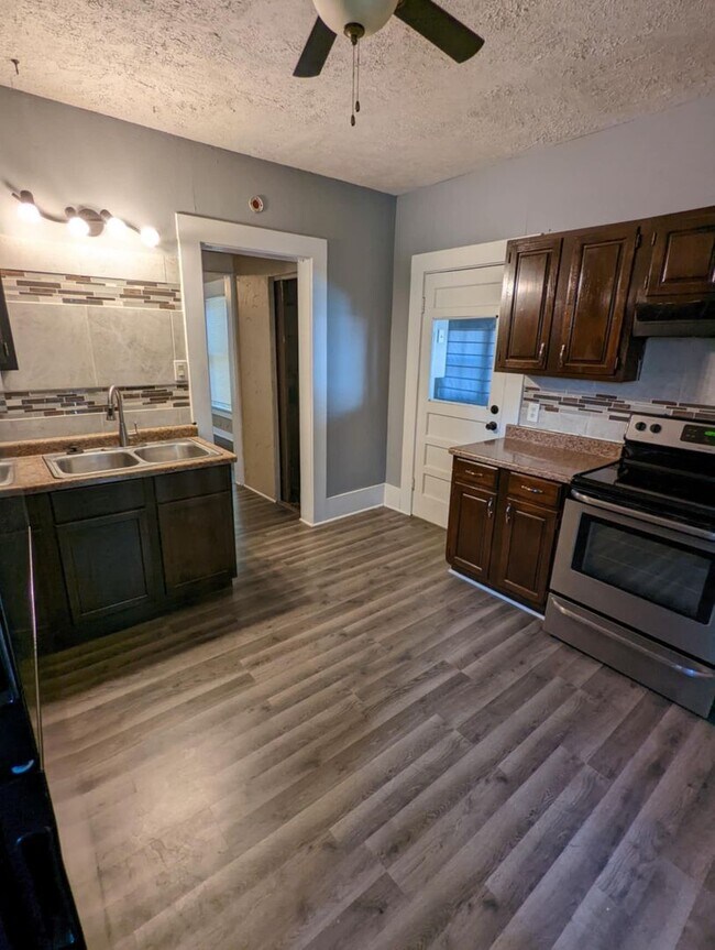 Foto del edificio - Charming 4-Bedroom Home Near Downtown & Kellogg