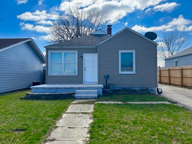 Primary Photo - 1747 E Legrande Ave